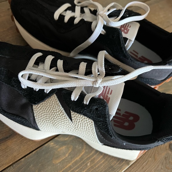⭐️LIKE NEW - New Balance Women's 327 Sneakers - Picture 4 of 7